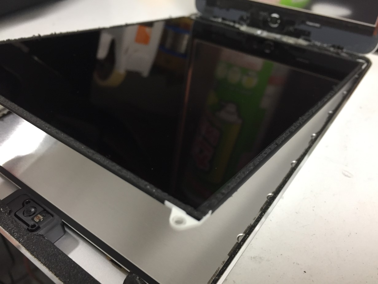 液晶画面を剥がしたiPad mini2