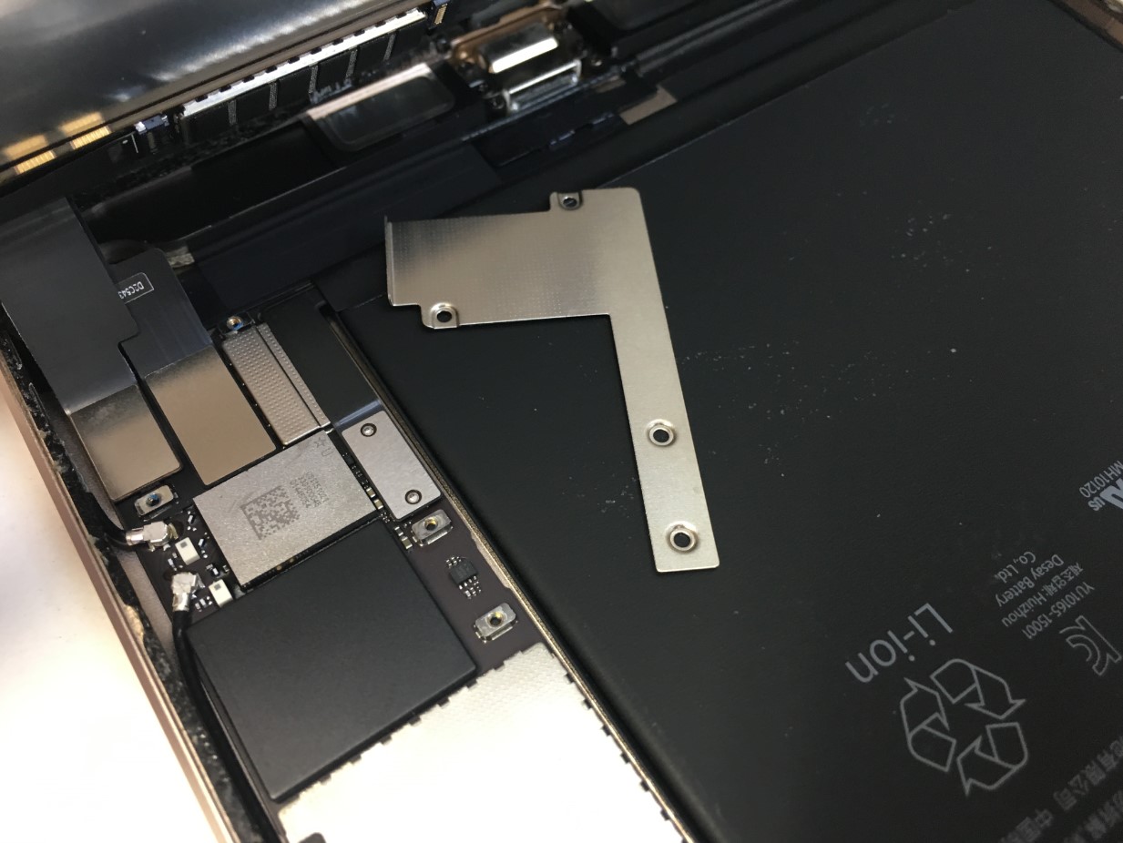 画面コネクタを押さえた銀板を剥がしたiPad mini4