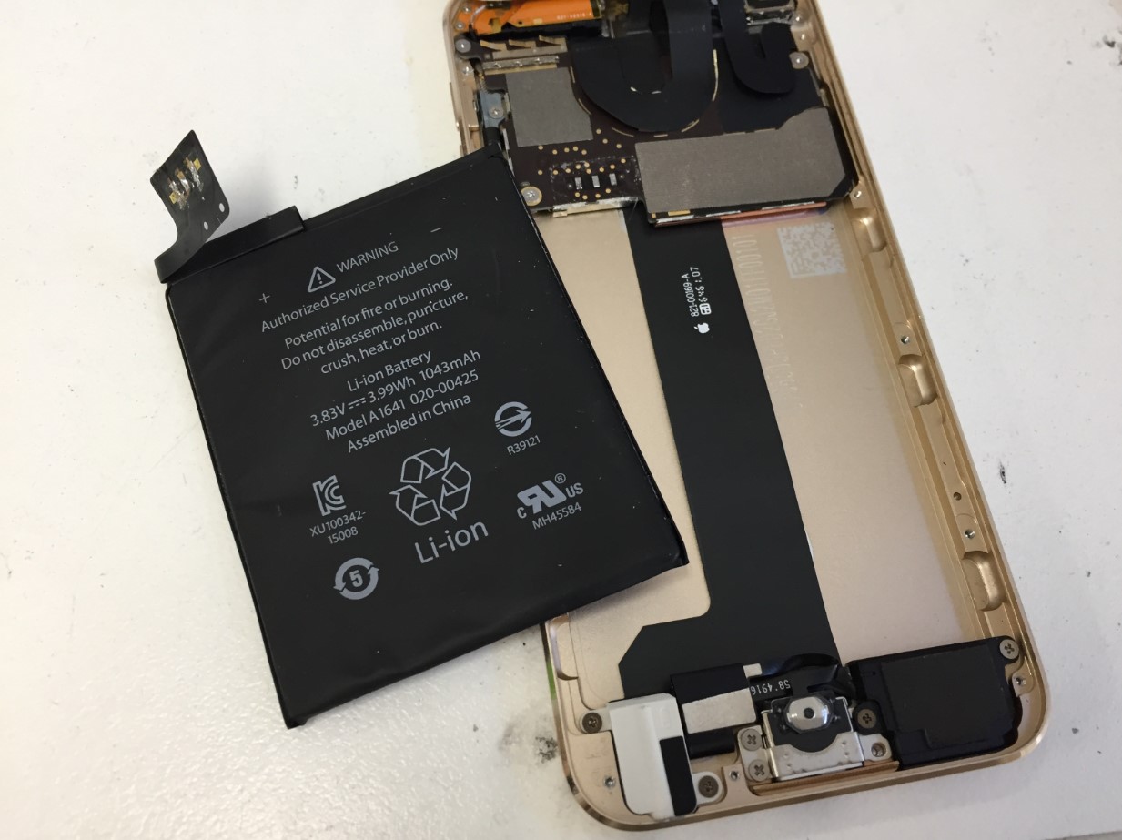 バッテリーを本体から取り出したiPod touch第6世代