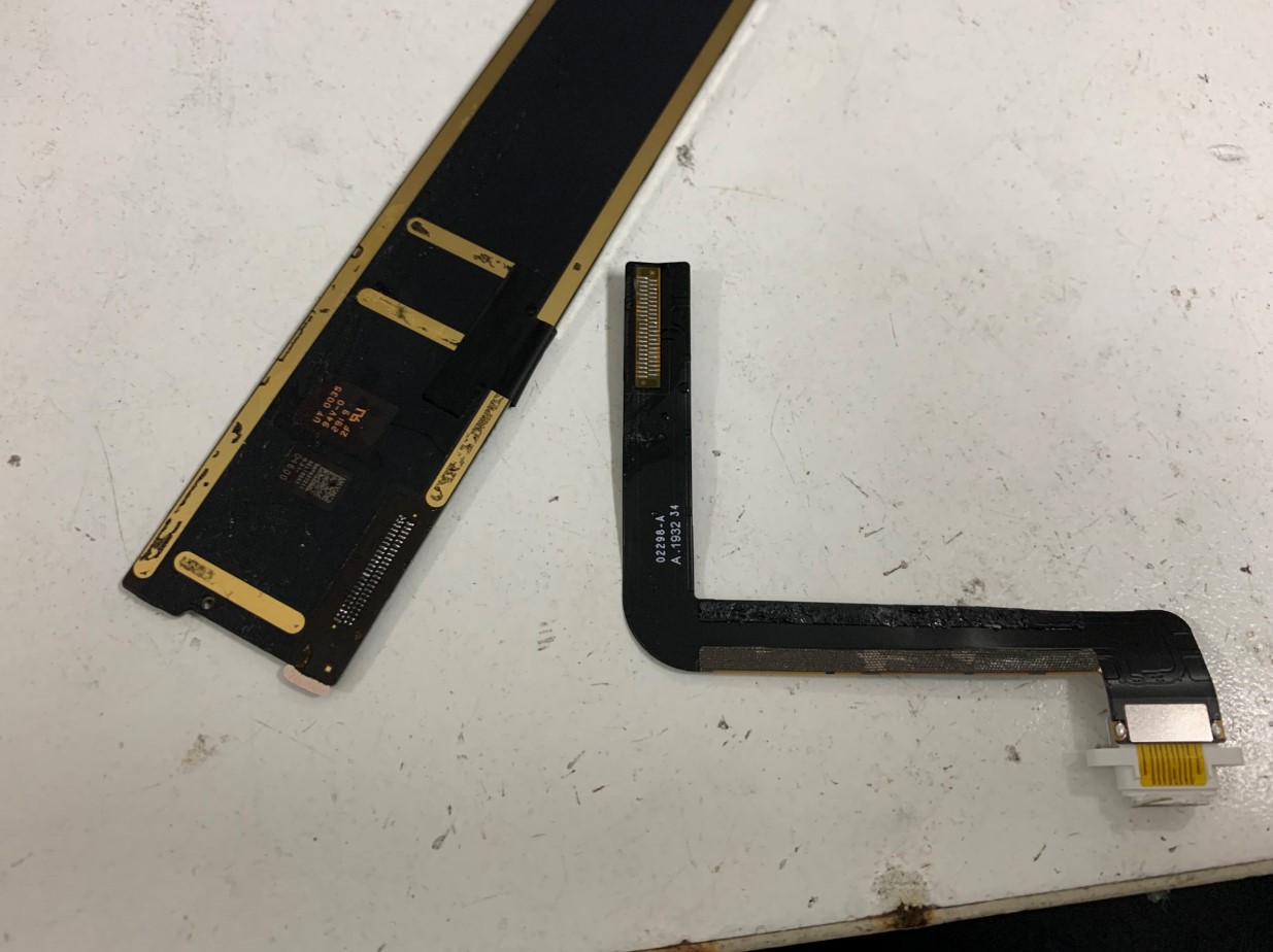 はんだ小手を使ってドックコネクターを基板から剥がしたiPad第7世代