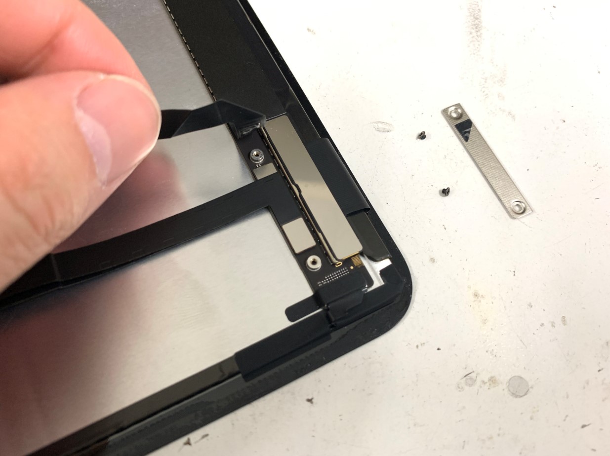 画面パーツのコネクタを止めている銀板を外したiPadPro11 第2世代