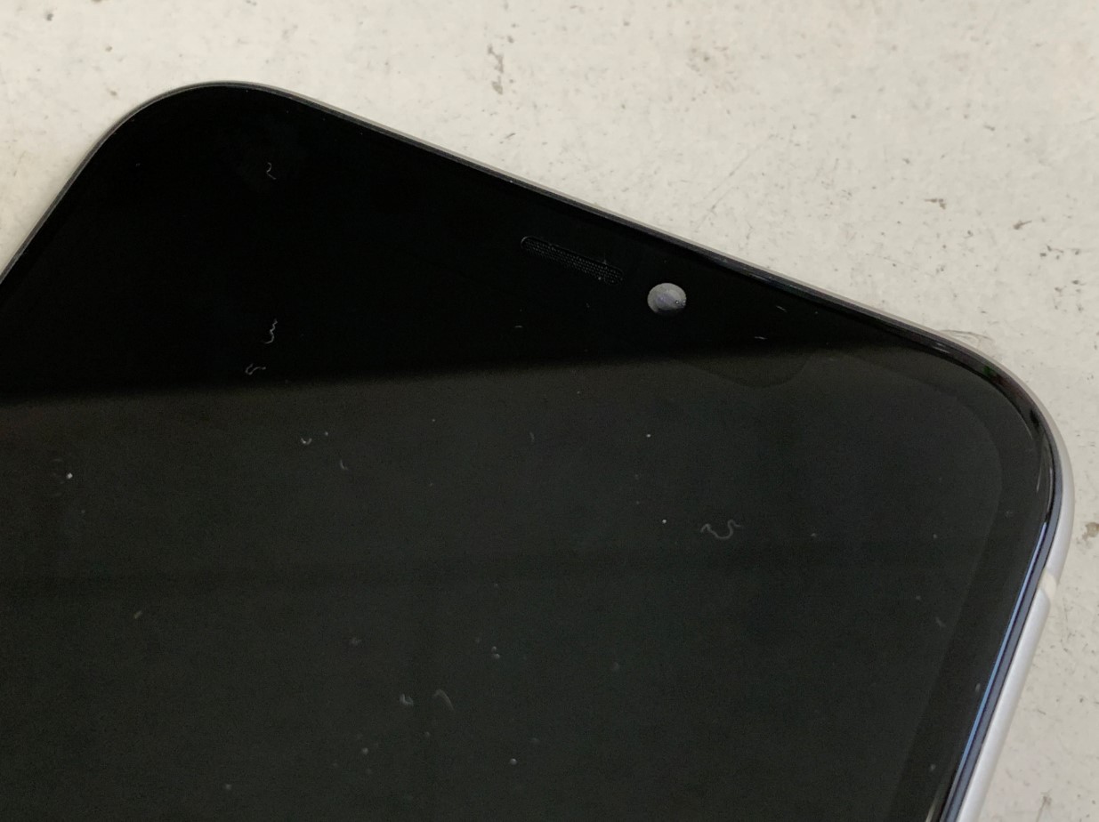 内カメラ内部に水滴が付いたiPhone11