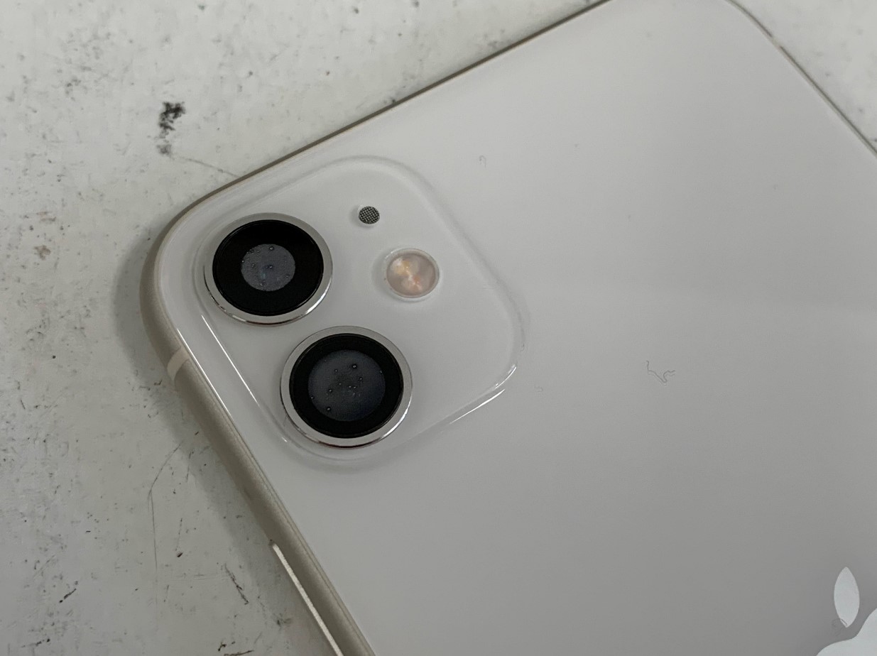 バックカメラ内に水滴が付いたiPhone11