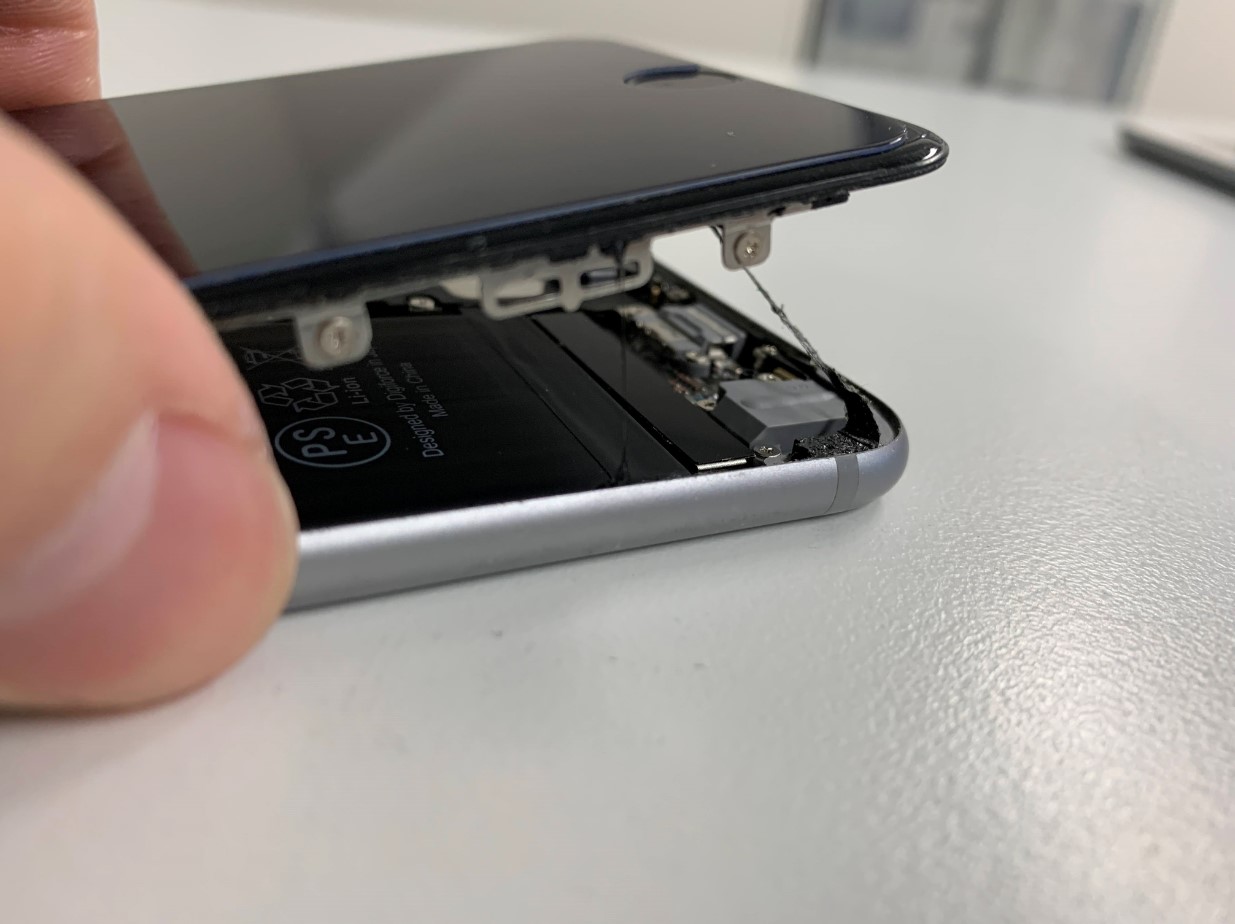画面を剥がす際に耐水シールが剥がれているiPhone6s