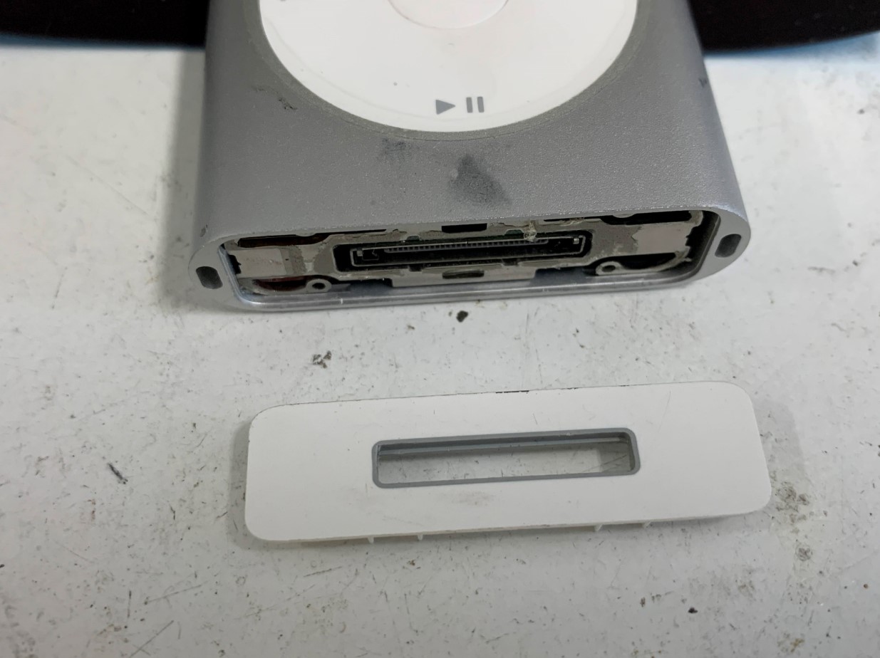 本体下部のプラスチックパーツを剥がしたiPod mini(第2世代)