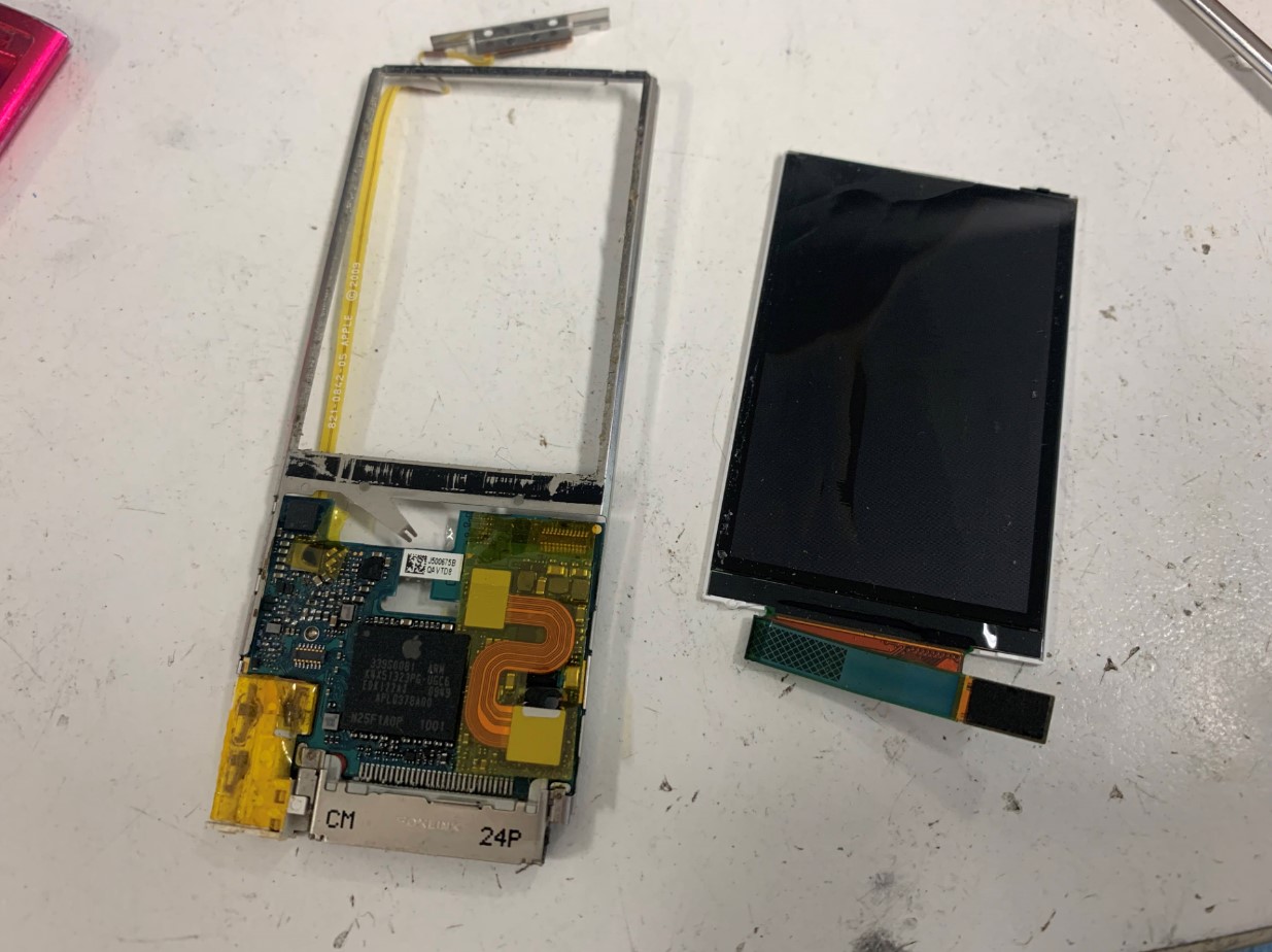 本体から液晶画面を取り出したiPod nano 第5世代