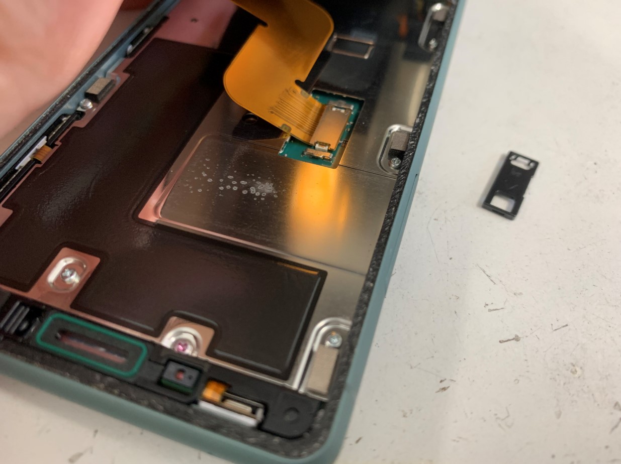 画面パーツコネクタを止めたパーツを剥がしたXperia XZ2 Compact(SO-05K)
