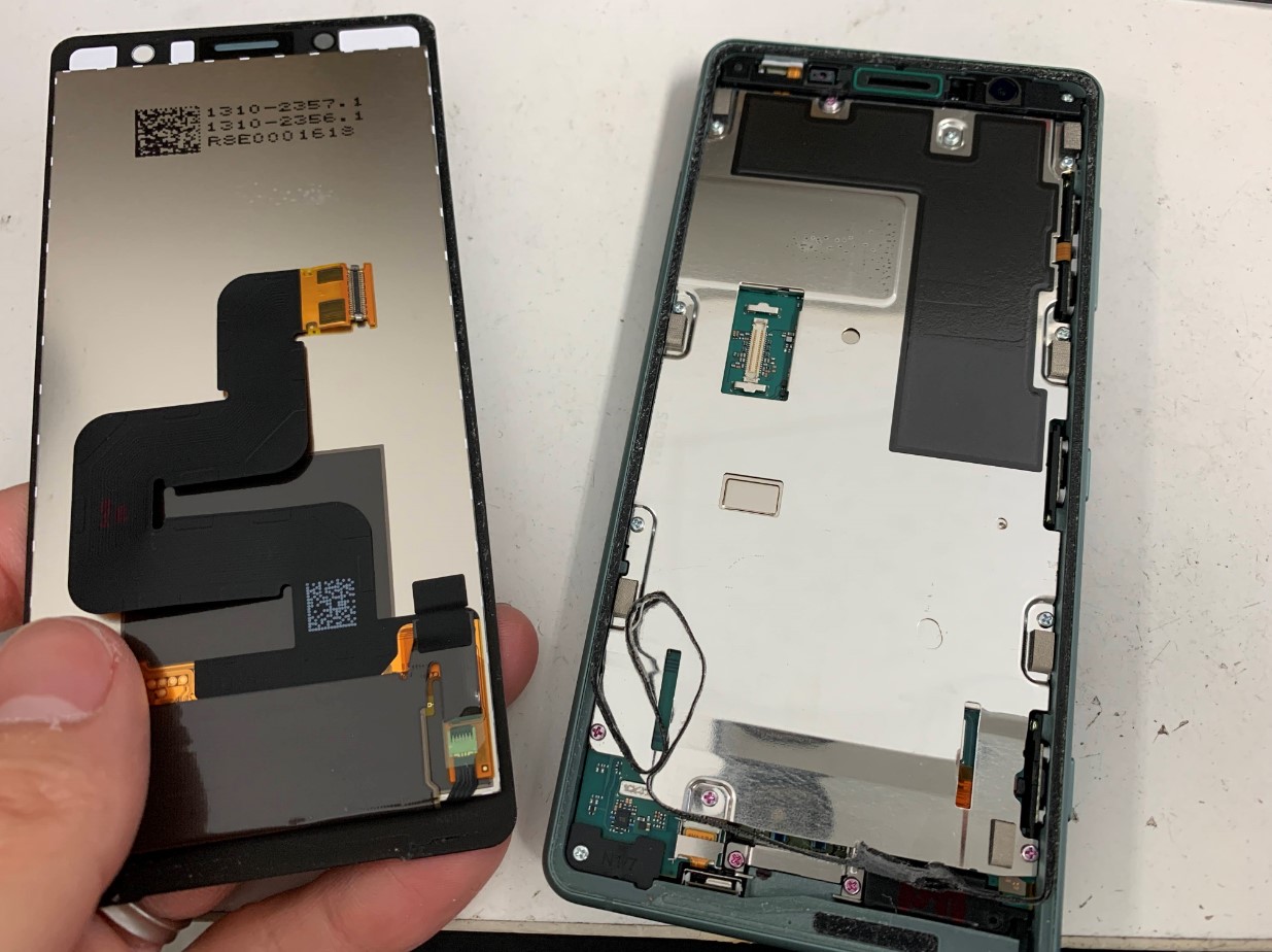 割れた画面を本体から取り出したXperia XZ2 Compact(SO-05K)
