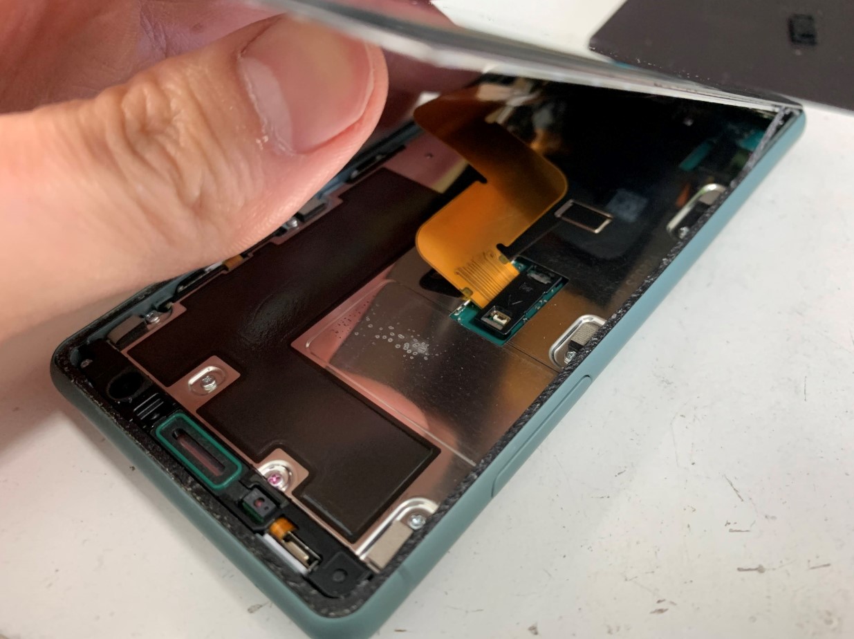 画面を剥がしたXperia XZ2 Compact(SO-05K)