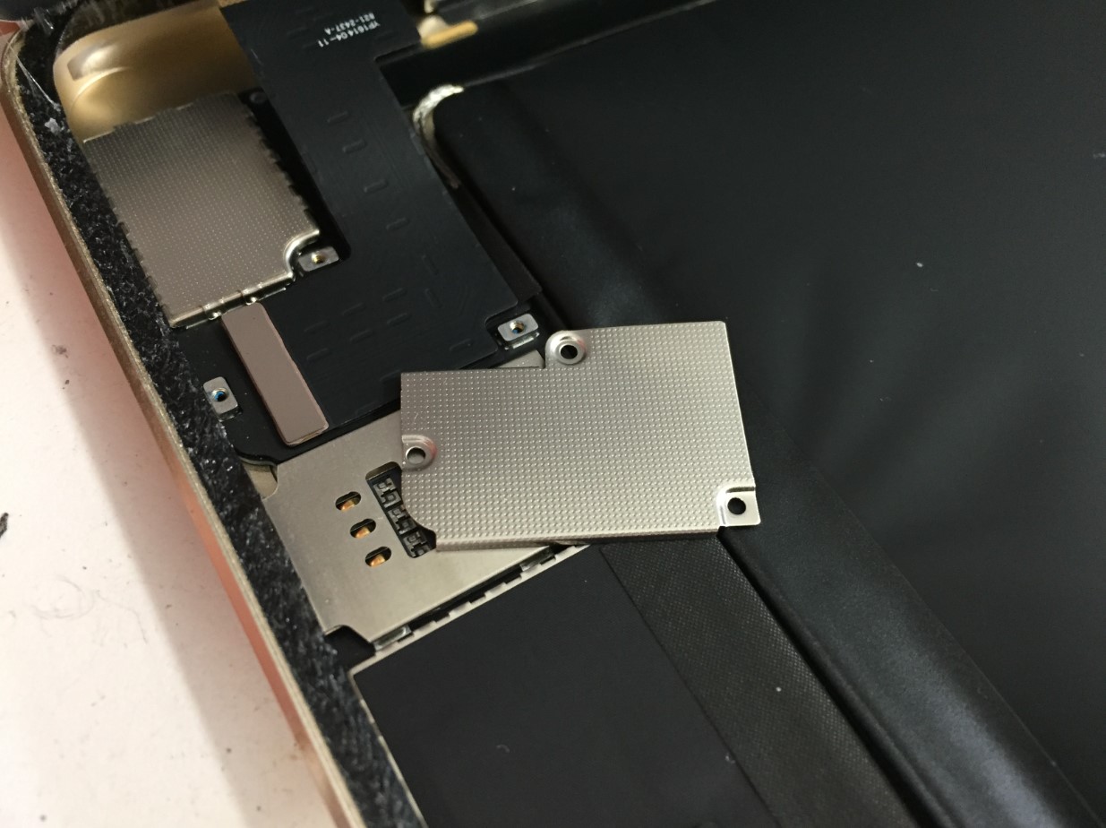 画面コネクタを止めたプレートを剥がしたiPad Air2