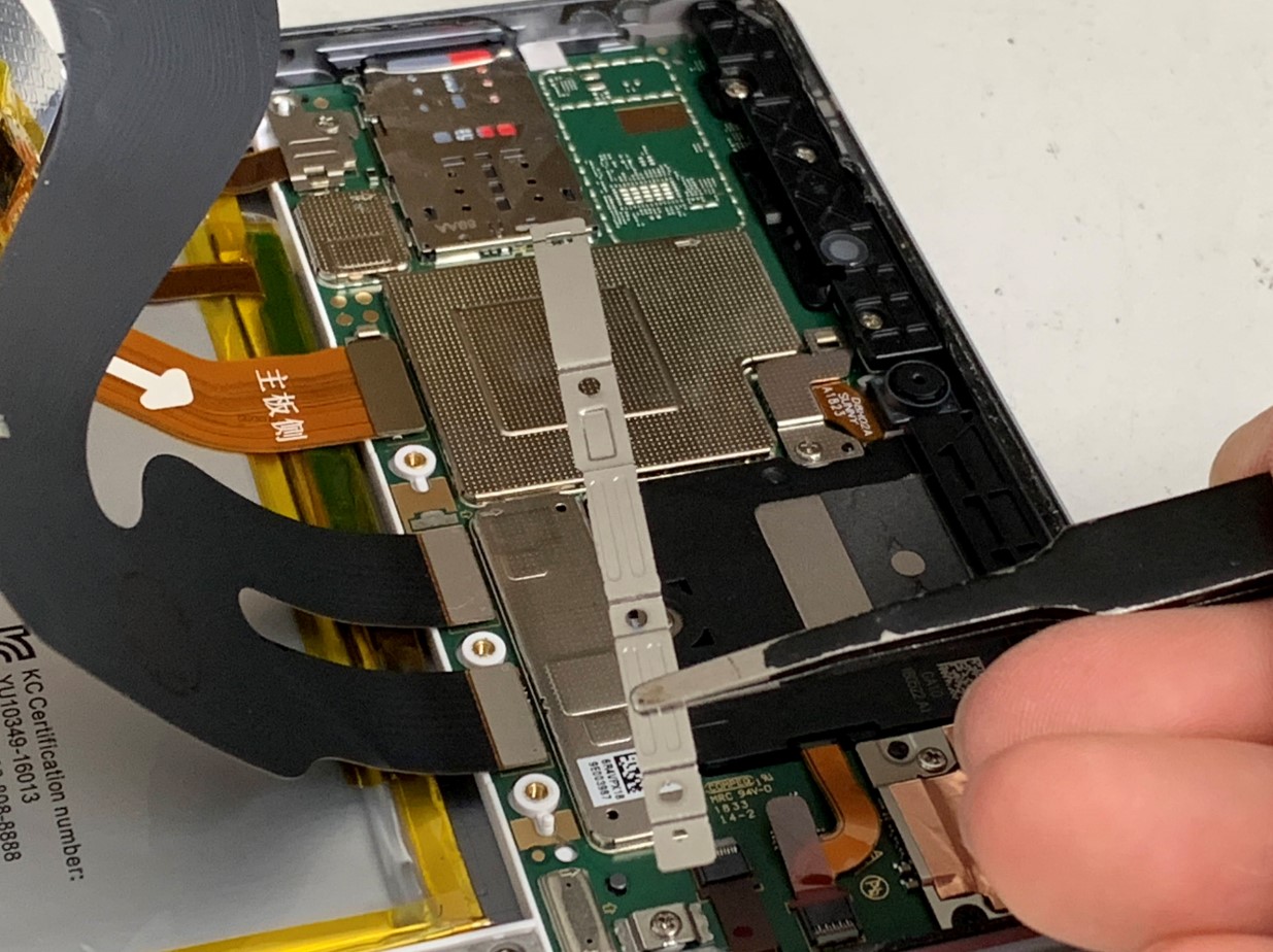 画面のコネクタを固定した銀板を取り出したMediaPad M5 8.4