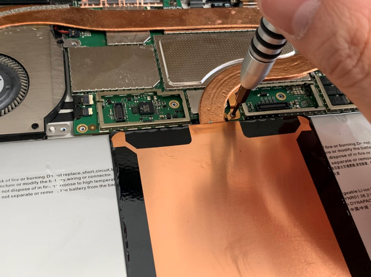 基板を固定しているネジを外しているSurface Pro4