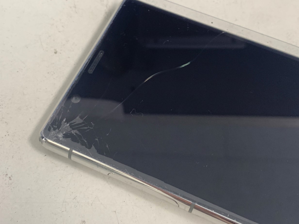 表面ガラスが割れてしまったXperia5も画面交換費用が安い！