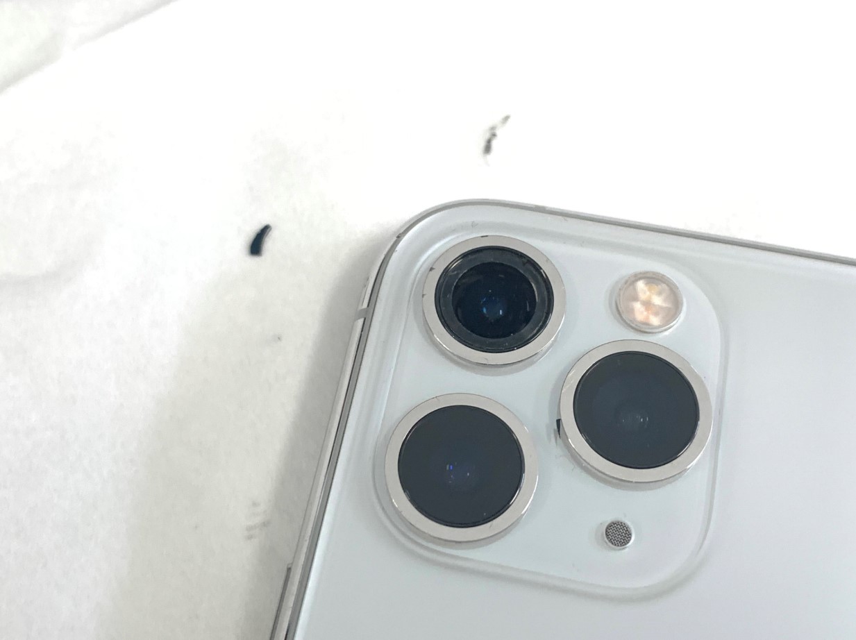 割れたカメラレンズの破片を綺麗に除去したiPhone11Pro