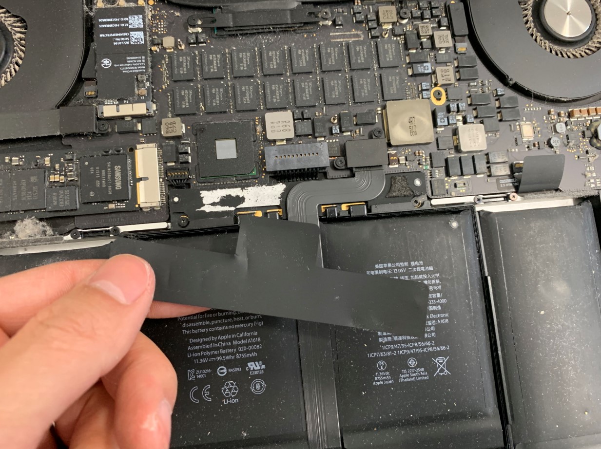 バッテリーを覆った絶縁テープを剥がしたMacBook Air(2014年/15インチ)