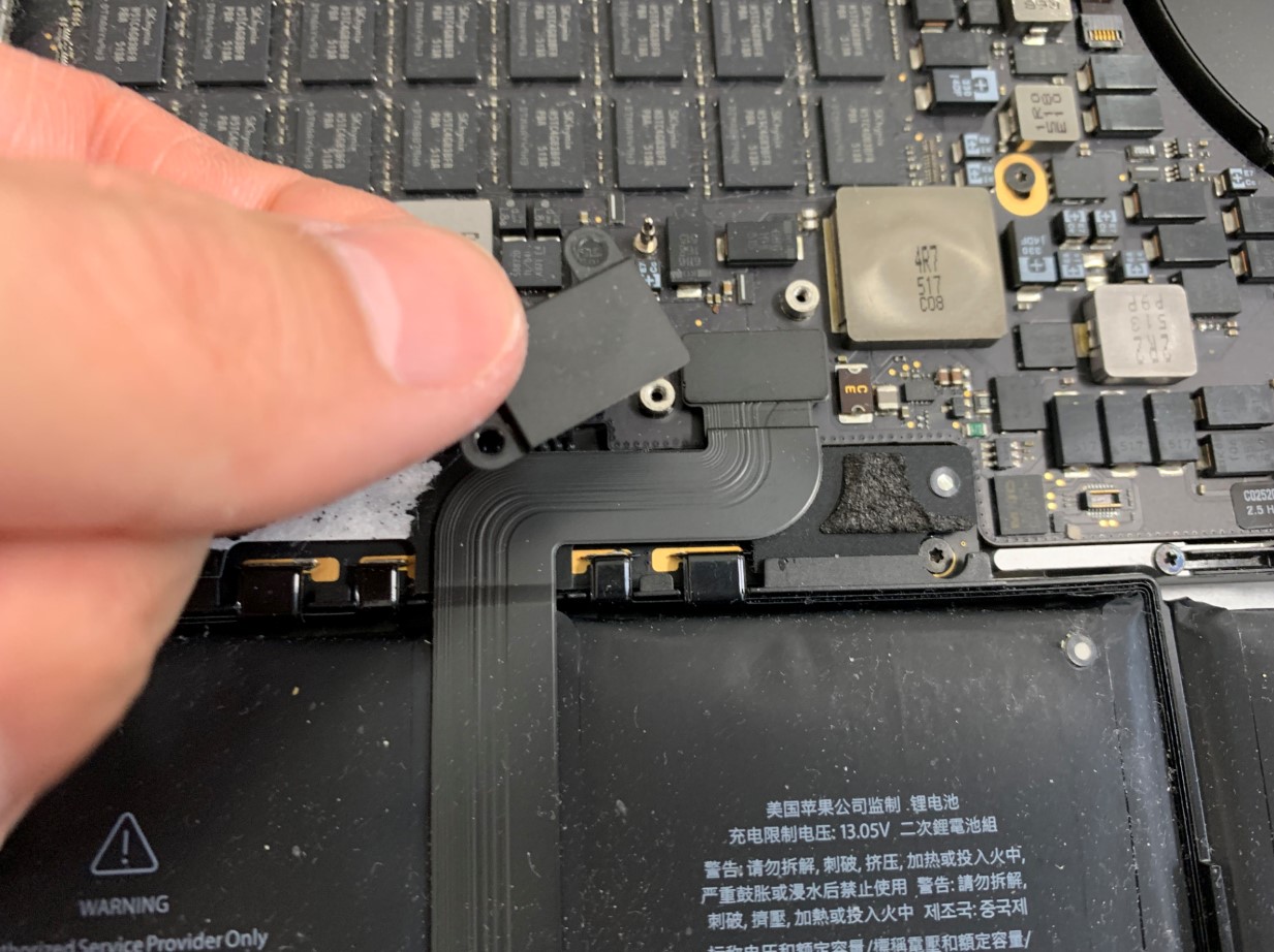 ケーブルを止めたプレートを剥がしたMacBook Air(2014年/15インチ)