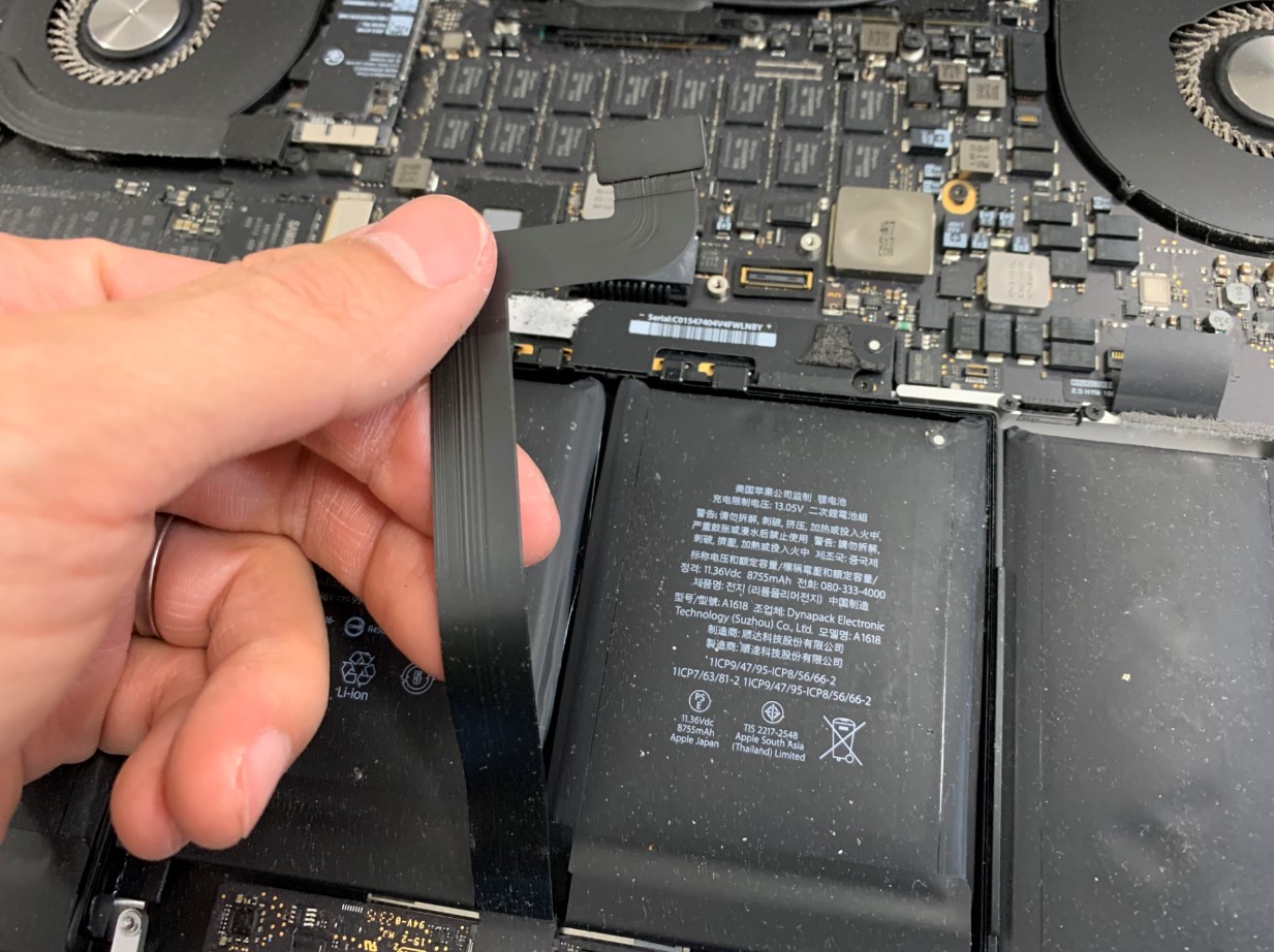 本体からケーブルを外したMacBook Air(2014年/15インチ)