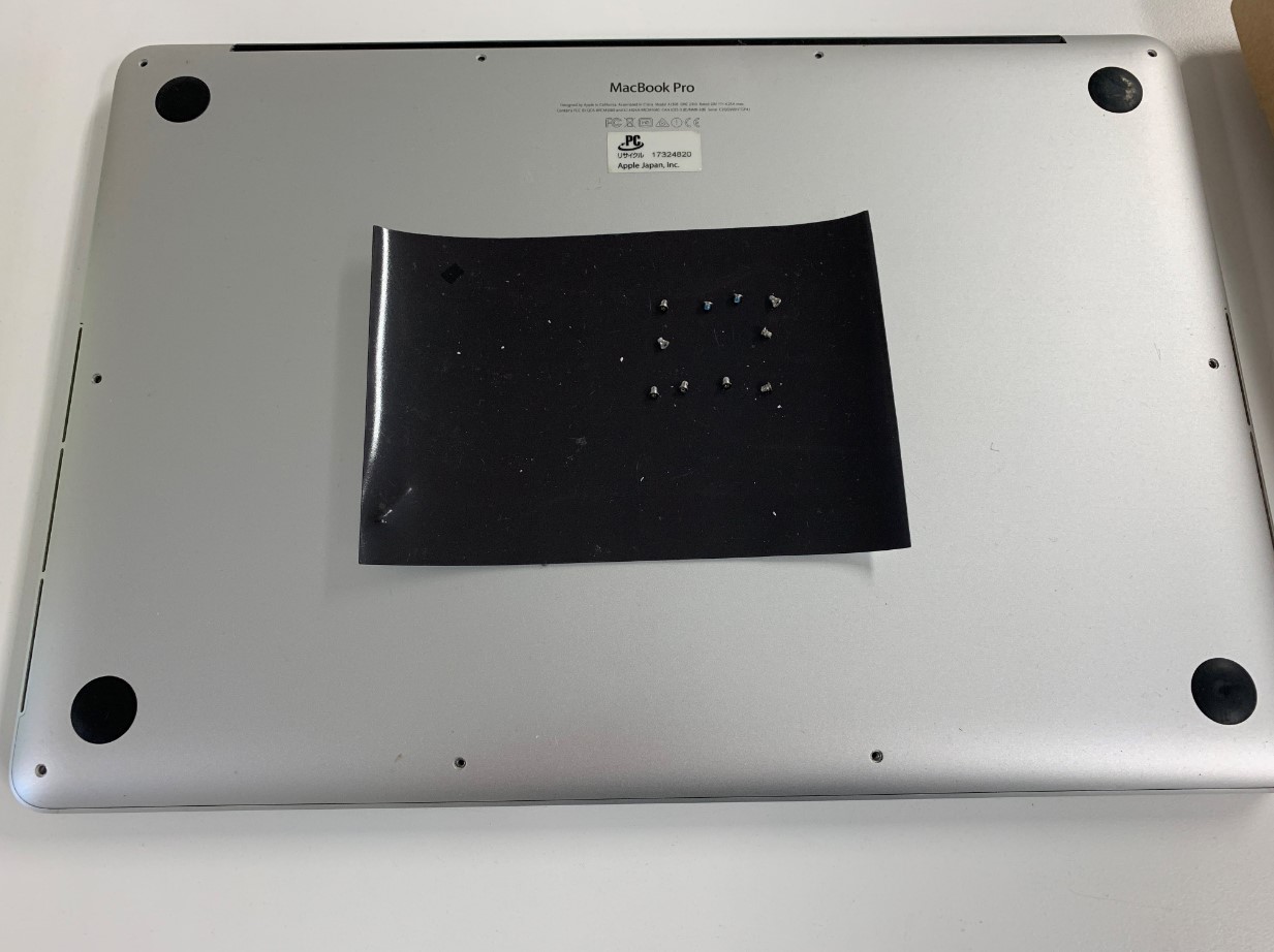 背面パネルのネジを外したMacBook Air(2014年/15インチ)