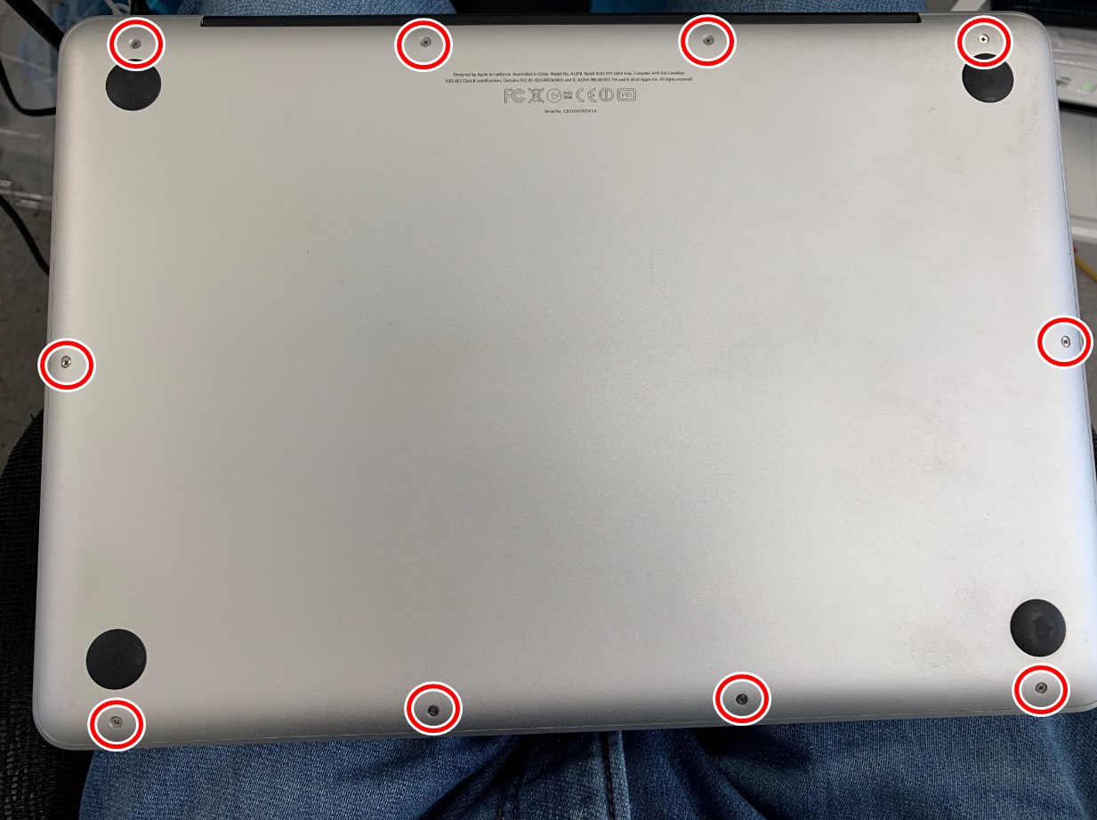 裏蓋を剥がそうとしているMacBook Pro(2011年/A1278)