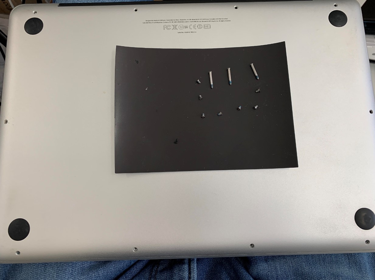 裏蓋を止めたネジを外したMacBook Pro(2011年/A1278)