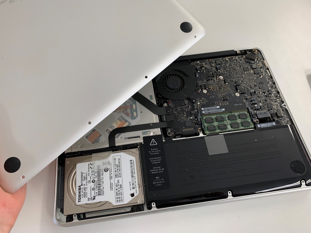 裏蓋を剥がしたMacBook Pro(2011年/A1278)