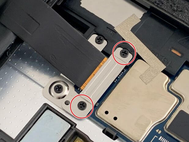 Lenovo IdeaPad Dust Chromebookの画面コネクタを固定した銀板のネジ