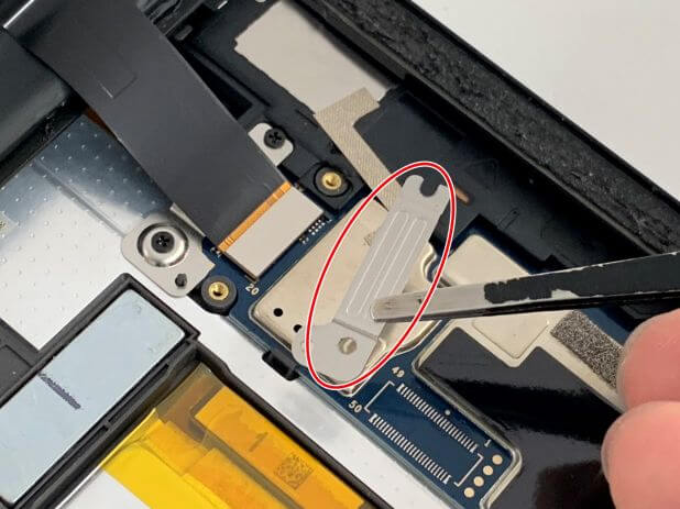 Lenovo IdeaPad Dust Chromebookの画面をコネクタを止めた銀板を取り出した