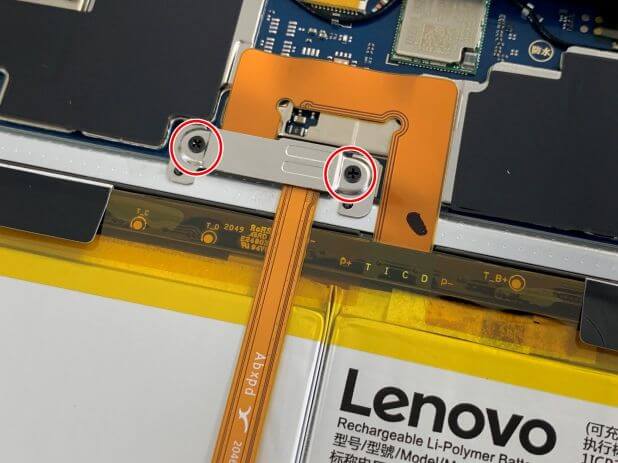 Lenovo IdeaPad Dust Chromebookのバッテリーコネクタを留めた銀板