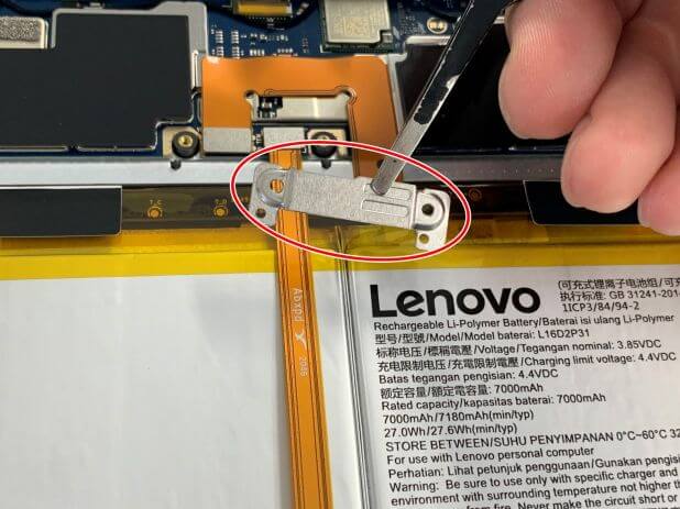 Lenovo IdeaPad Dust Chromebookのバッテリーコネクタを留めた銀板を取り出した