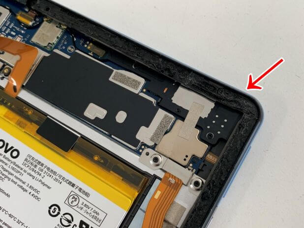 別の箇所にも粘着が残っているLenovo IdeaPad Dust Chromebook