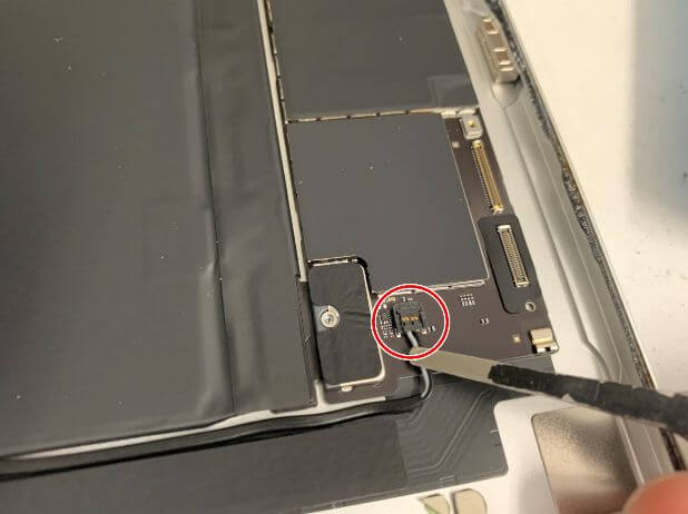 バッテリー横のコネクタを外しているiPadAir 第4世代