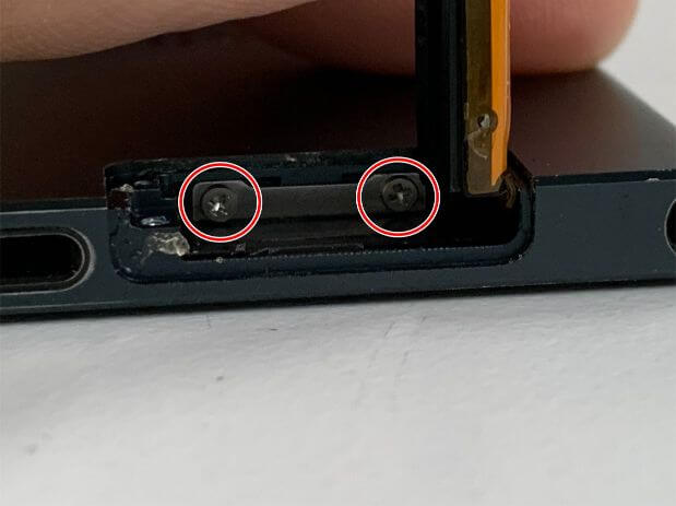 バッテリー交換のために本体下部のカバーを剥がして内部のネジを外しているiPod nano 第7世代