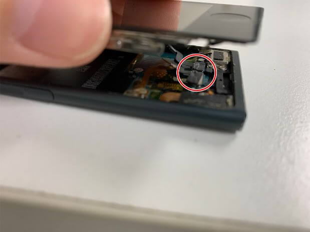 iPod nano7の液晶とタッチパネルセンサーのケーブル