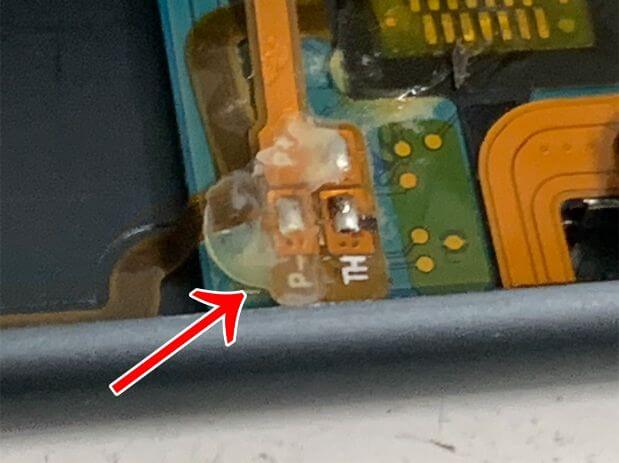 蝋のようなもので覆われたiPod nano7のバッテリーコネクタ