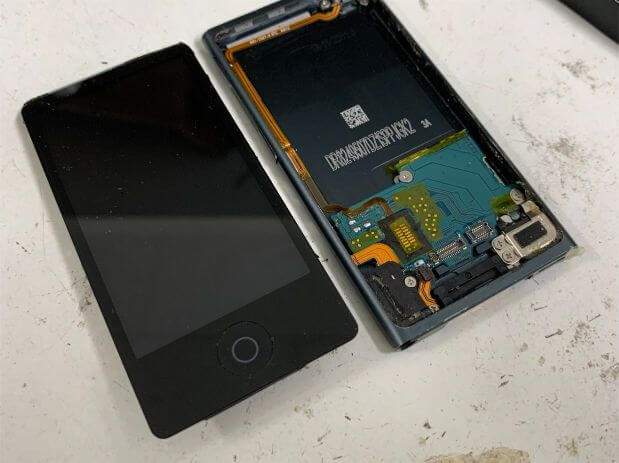 バッテリーの接点は外してバッテリーと画面パーツを基板から取り出したiPod nano 第7世代