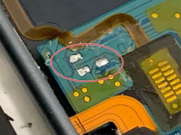 劣化したバッテリーを取り出した後のiPod nano7のバッテリーの基板側の接点
