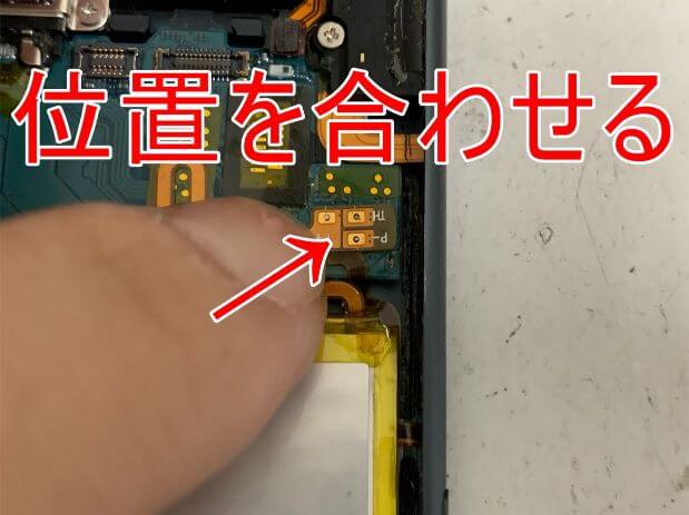 バッテリーコネクタの位置を合わせたiPod nano7