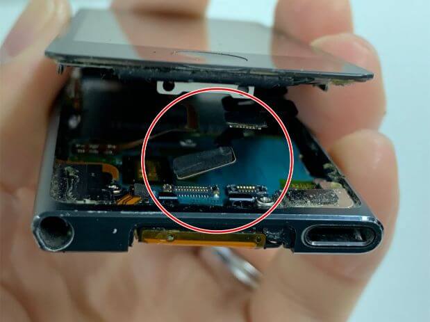 iPod nano7の画面パーツコネクタが接続されていない