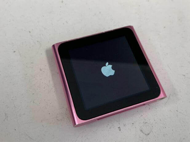 画面上にリンゴマークが出ているiPod nano 第6世代
