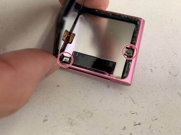 iPod nano 第6世代本体内部のネジ