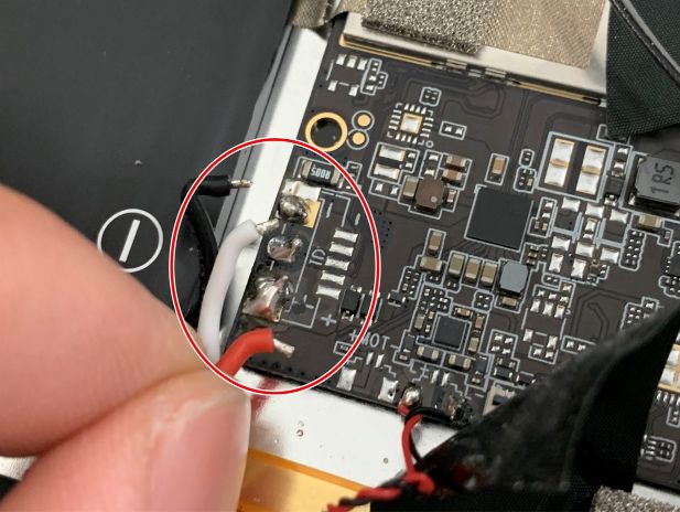 CHUWI HiPad Xのバッテリーコネクタが接続されていない状態