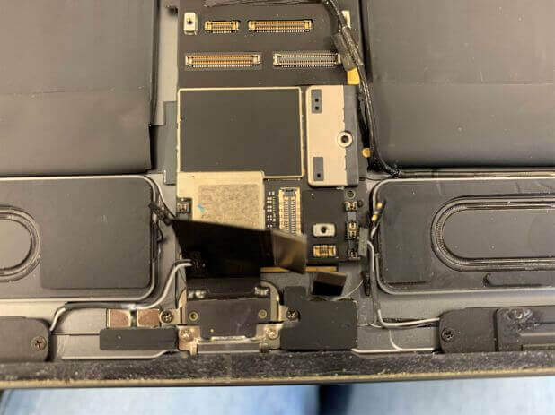 本体下部の全てのコネクタを外したiPad Pro11 第1世代