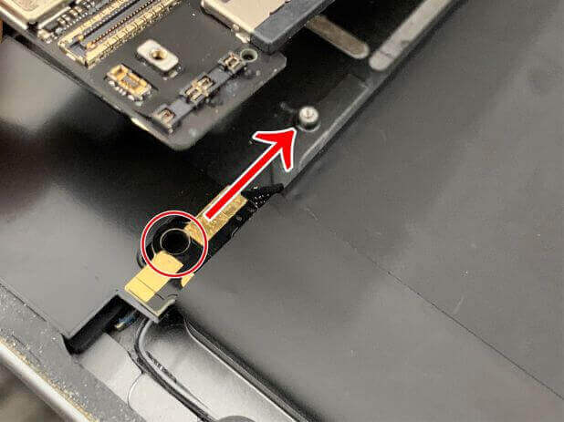 バッテリーの接点を解説しているiPad Pro11 第1世代