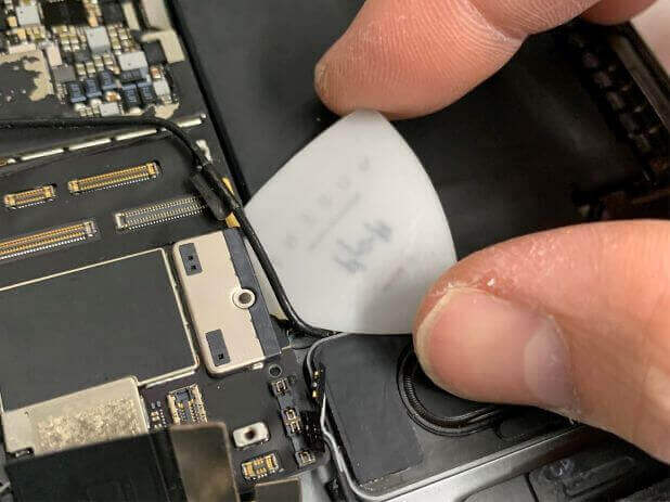 バッテリーの接点にピックを挟んでいるiPad Pro11 第1世代