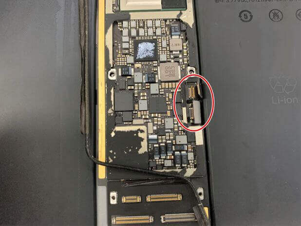 基板中央付近のコネクタをつけようとしているiPad Pro11 第1世代