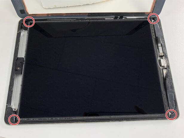 iPad第6世代の液晶画面を固定したネジ