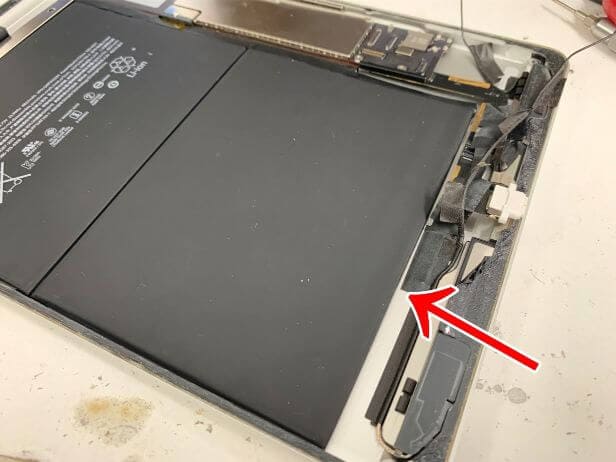 下からバッテリーの粘着を剥がすiPad第6世代