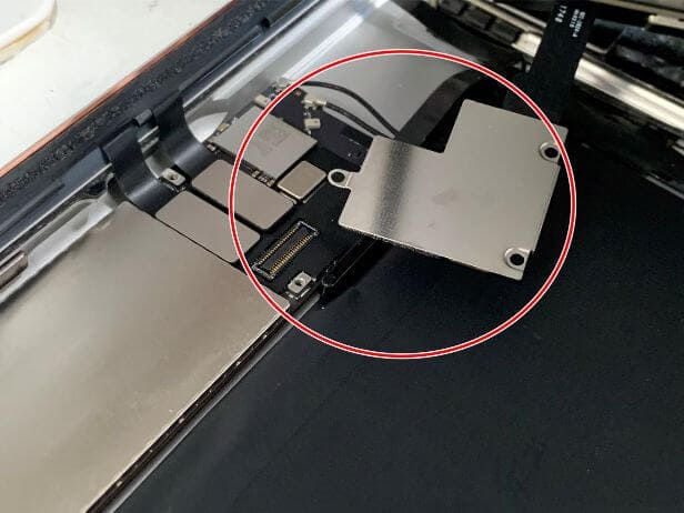 液晶画面のコネクタを接続しようとしているiPad第6世代