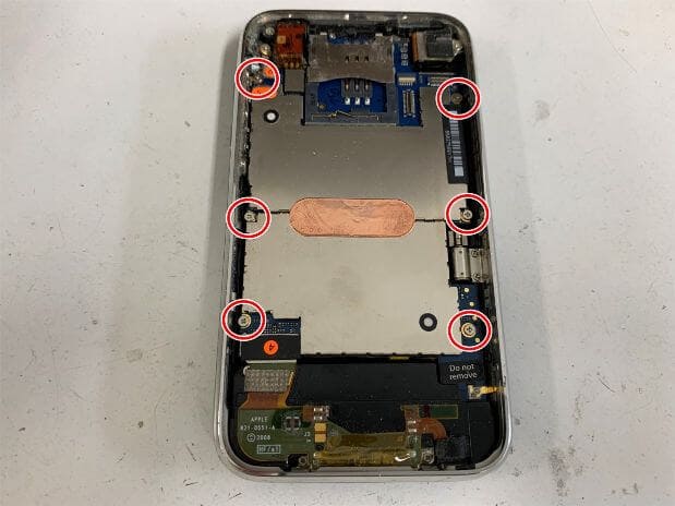 iPhone 3GS本体内部の基板を固定したネジ