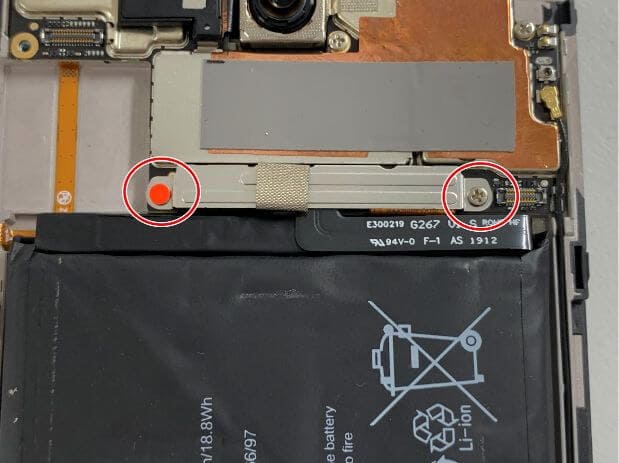 Nubia Red Magic3のバッテリーコネクタを固定したプレートのネジ